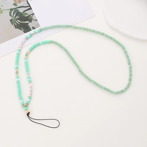 Détail de la lanière de téléphone perlée avec cristaux verts et perles de lettres LOVE