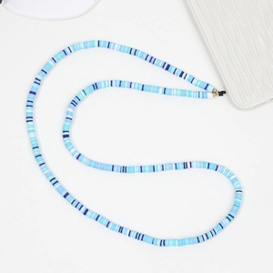 Détail de la dragonne de téléphone en perles heishi arc-en-ciel bleu et blanc