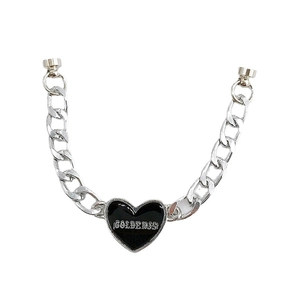 Chaîne en métal argenté avec pendentif cœur noir gravé du mot Goldenis pour mobile