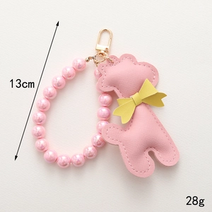 Porte-clés caniche en cuir rose avec perles nacrées et mousqueton doré, longueur 13cm