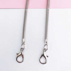 Gepolijste zilveren metalen slangenketting met karabijnsluitingen voor tassen