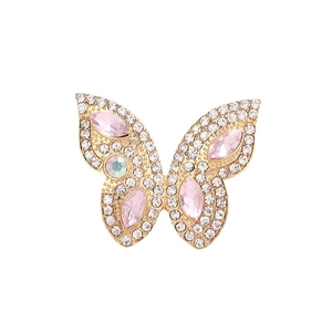 Gouden vlinder bedeltje met roze kristallen en witte strass-steentjes op wit