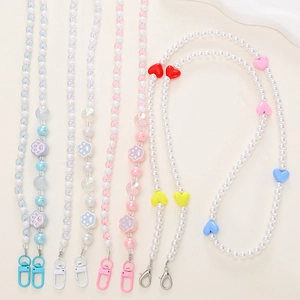 Detailansicht der Perlen-Lanyards mit bunten Herzen und Pfoten-Anhängern für Handytaschen