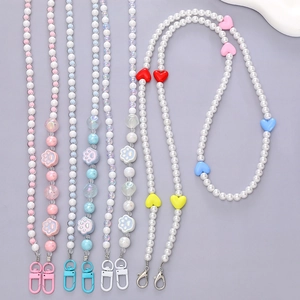 Catena per cellulare in perle con ciondoli colorati a cuore e zampa di gatto