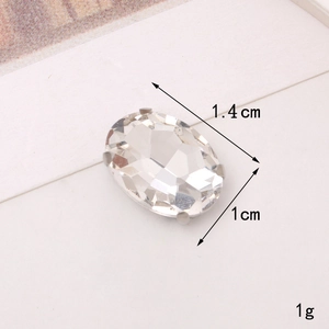 Vista dettagliata di uno strass in vetro ovale con castone in metallo da 1,4x1cm