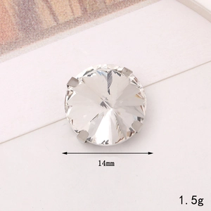 Dettaglio di strass in vetro tondo trasparente da 14mm con montatura a griffe in metallo