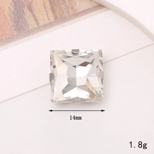 Dettaglio macro di strass in vetro da 14mm taglio princess con montatura argentata
