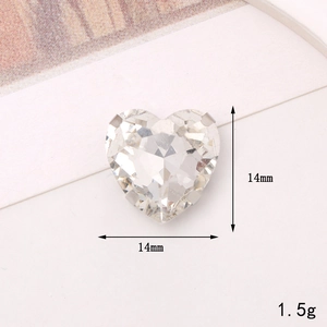 Dettaglio di un cristallo a cuore 14mm con castone a griffe per creazione di gioielli