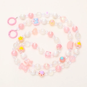 Détail de la dragonne de téléphone en perles roses et blanches avec étoiles et nœuds