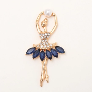 Élégante broche danseuse de ballet avec base dorée, gemmes bleu foncé et détail de perles