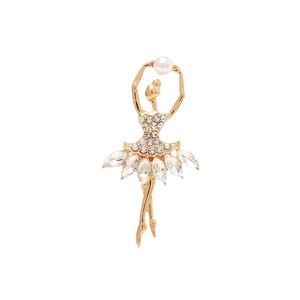 Charm ballerine doré avec cristaux scintillants et perle blanche sur fond blanc pur