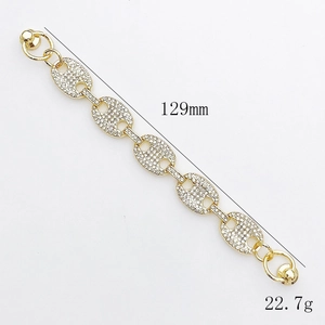 Bracelet à maillons dorés incrusté de strass blancs, longueur 129mm et un poids de 22,7g