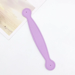Détail d'une sangle en cuir Saffiano violet avec surpiqûres pour accessoires DIY