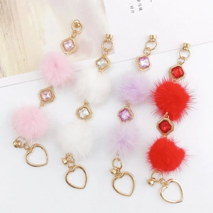 Lot de quatre porte-clés en fausse fourrure avec pierres précieuses et clips en cœur