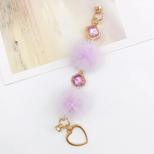 Chaîne de téléphone avec boules de fourrure violettes, gemmes et fermoir doré en cœur