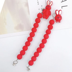 Lanière de téléphone en perles acryliques rouges avec breloque lapin et fermoir métal