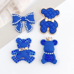 Set di ciondoli a orsetto blu reale con motivi trapuntati, strass e fiocchi eleganti