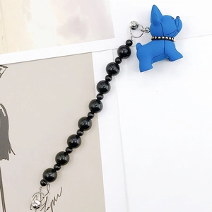 Dettaglio del ciondolo a forma di bulldog blu in resina opaca con catena di perle nere