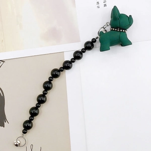 Dettaglio ciondolo bulldog francese verde scuro opaco con cinturino in perline nere