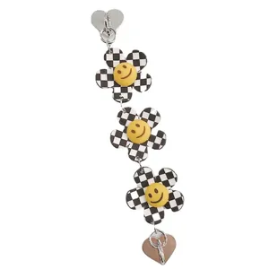 Porte-clés à fleurs en damier avec des smileys jaunes et des charms en forme de cœur argent