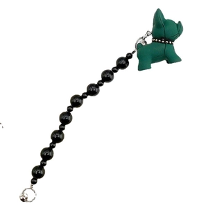 Bracciale artigianale di perle nere con un ciondolo a forma di bulldog francese verde