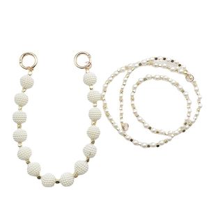 Lanière de téléphone en perles blanches fait main avec des perles texturées et fermoirs dorés