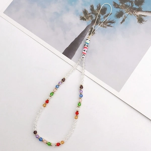 Cordon de téléphone perlé en cristal coloré avec perles de lettres LOVE sur fond blanc