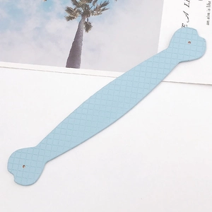 Hellblaues Armband aus Kunstleder mit Rautenmuster und knochenförmigen Enden für DIY