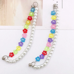 Dragonne de téléphone en perles de fleurs acryliques colorées et perles blanches