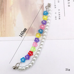 Bracelet double rang avec perles blanches et breloques fleurs en acrylique coloré