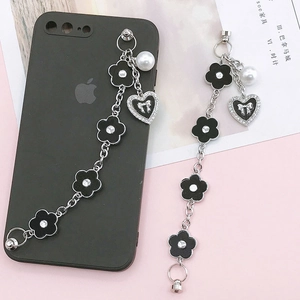 Bloemen telefoonarmband met zwarte bloemhangers en een kristallen hartvormige hanger