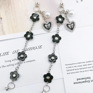 Dragonne pour téléphone avec fleurs noires, perles blanches et pendentif cœur à franges