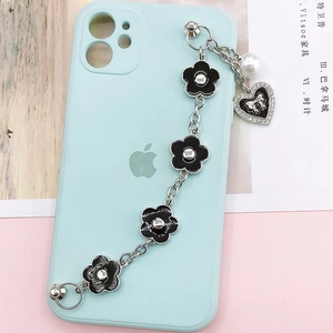 Coque de téléphone vert menthe avec chaîne en métal à fleurs et breloque perle