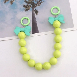 Détail de la lanière en perles acryliques vert citron avec nœuds menthe et fermoir rond