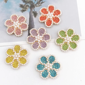 Set de seis dijes de flores coloridas con pedrería y perlas para accesorios DIY