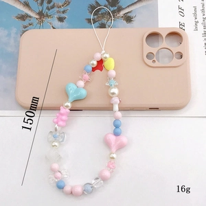 Ciondolo per cellulare con perline cuori e orsetto su sfondo cover rosa