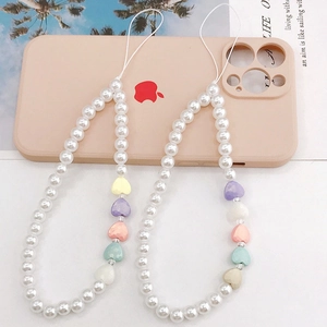Dragonne de téléphone en perles blanches faite main avec cœurs de macaron colorés