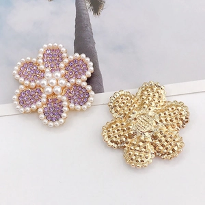 Elegante broche de flor de cristal púrpura con perlas blancas y reverso de metal oro