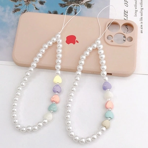 Lanière de téléphone en perles avec breloques cœurs colorées sur coque rose