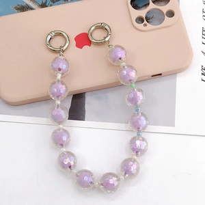 Détail de perles en acrylique violet avec finition laser irisante sur fermoirs argentés
