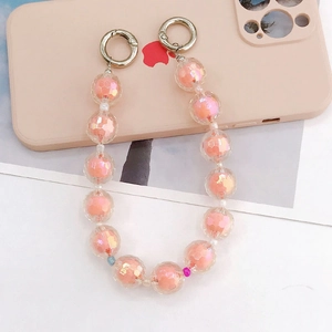 Détail macro de la chaîne de téléphone en perles acryliques roses avec fermoirs en métal