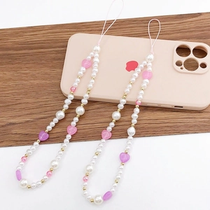 Perlen Handy-Handschlaufe mit Kunstperlen und pink-violetten Perlen in Herzform