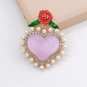 Détail de breloque cœur rose avec perles et rose rouge pour accessoires de téléphone