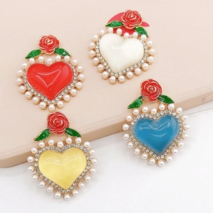 Détails de breloques cœur avec roses multicolores, perles et cristaux scintillants