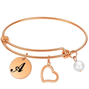 Bracelet en acier rose doré avec médaille lettre A, cœur évidé et perle blanche élégante