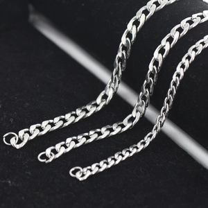 Trois largeurs de colliers gourmettes en acier inoxydable argenté sur velours noir