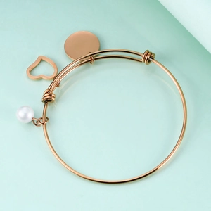 Bracelet ajustable en or rose avec pendentif cœur, médaille ronde et perle blanche