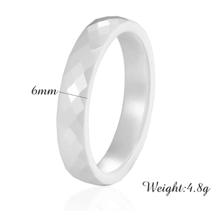 Detailweergave van witte gefacetteerde keramische ring, 6mm breed en 4,8g zwaar