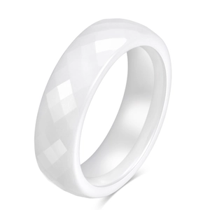 Minimalistische 6mm witte keramische ring met gefacetteerd oppervlak gezien vanuit een hoek van 45 graden