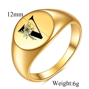 Polierter 18K Gold Edelstahl 12mm Siegelring mit gravierter Blume und Buchstabe V